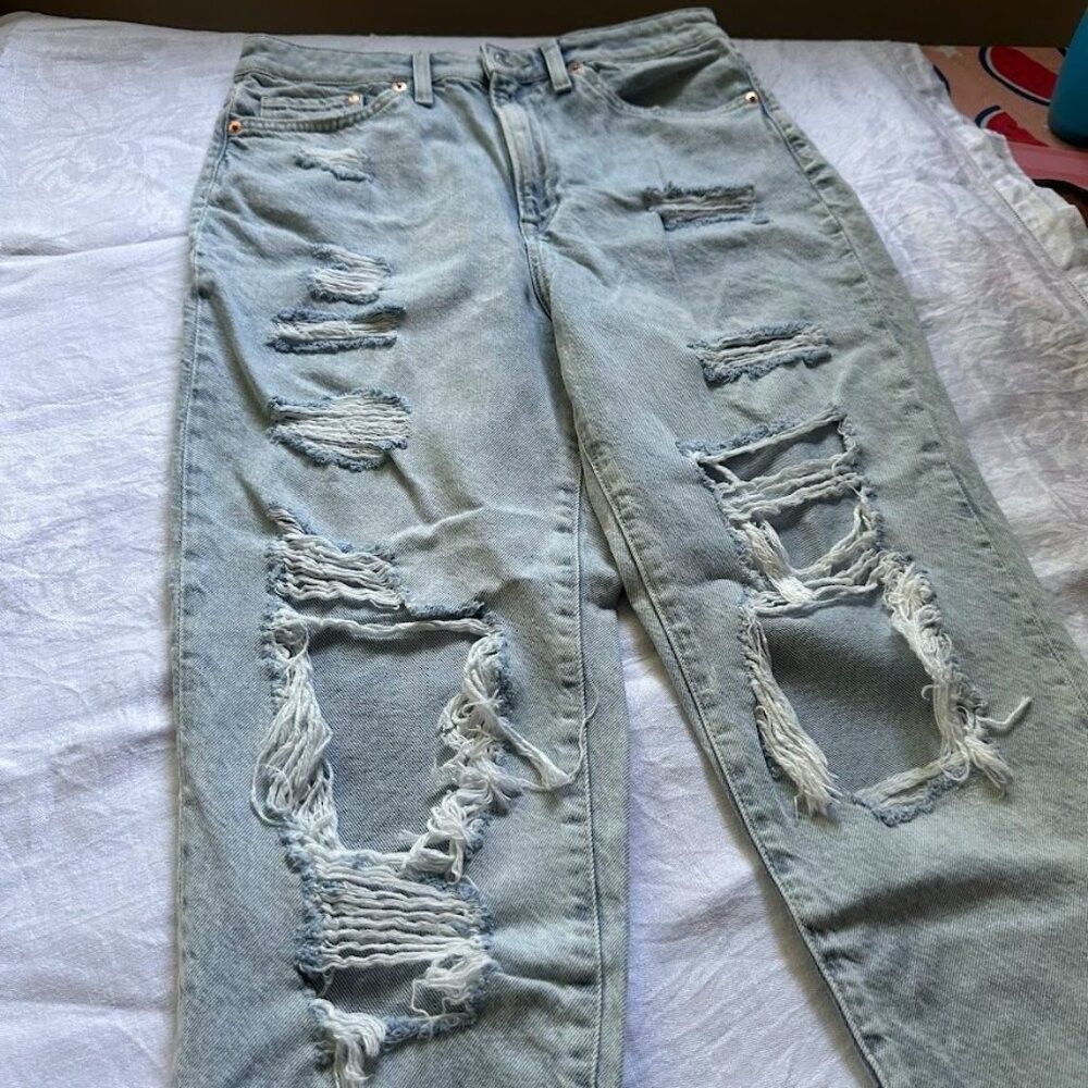 H&M &Denim High Waist Distressed Mom Jeans Light Blue Ripped Knees | Sz 8 Cotton